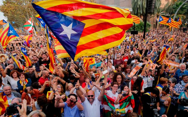W piątek tylko 17 tys. osób przyszło świętować niepodległość. Flaga Hiszpanii na budynku Generalitat