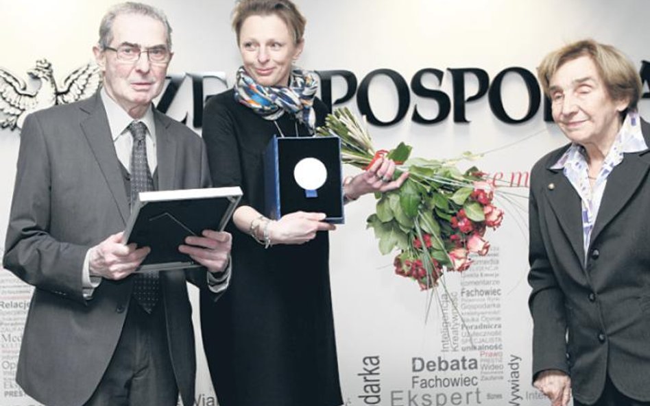 Nagrodę prof. Karolowi Modzelewskiemu (z lewej) w redakcji „Rzeczpospolitej” wręczyły prof. Teresa R