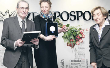 Nagrodę prof. Karolowi Modzelewskiemu (z lewej) w redakcji „Rzeczpospolitej” wręczyły prof. Teresa R