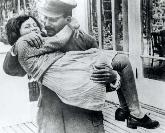 Józef Stalin trzyma na rękach swoją córkę Swietłanę. Zdjęcie wykonano w 1937 r. w wiejskim domu Stal