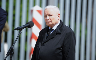 Prezes PiS Jarosław Kaczyński podczas konferencji prasowej przy granicy polsko-białoruskiej w miejsc