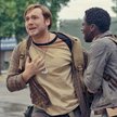 Obecność na ekranie Coopera Hoffmana (z lewej) nieuchronnie przywołuje pamięć o jego przedwcześnie z