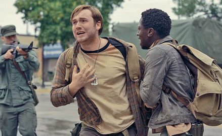 Obecność na ekranie Coopera Hoffmana (z lewej) nieuchronnie przywołuje pamięć o jego przedwcześnie z