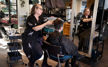 Dania: Salony fryzjerskie i szkoły nauki jazdy znów działają