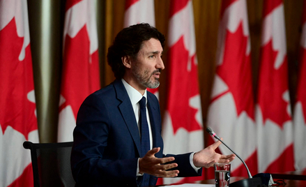 Śmierć dzieci. Trudeau do Kościoła: weźcie odpowiedzialność