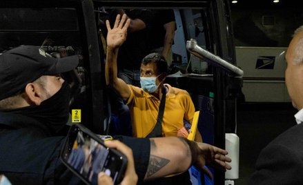 Nowy Jork, 10 sierpnia. Z Teksasu przybył kolejny autobus z imigrantami