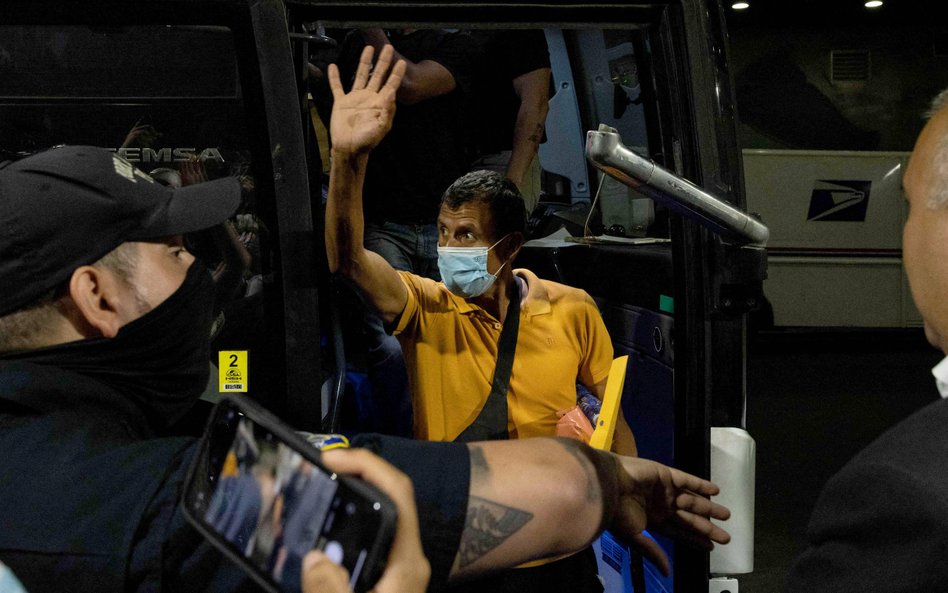 Nowy Jork, 10 sierpnia. Z Teksasu przybył kolejny autobus z imigrantami