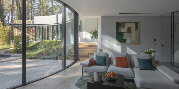 Willa w środku lasu sosnowego. Luksus spokoju pod Warszawą