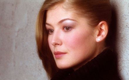 Rosamund Pike jako Miranda Frost - Miranda Frost jest mistrzynią olimpijską w szermierce. 007 nawiąz