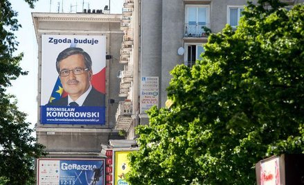 Kilkukrotnie większy od billboardu plakat w centrum Warszawy