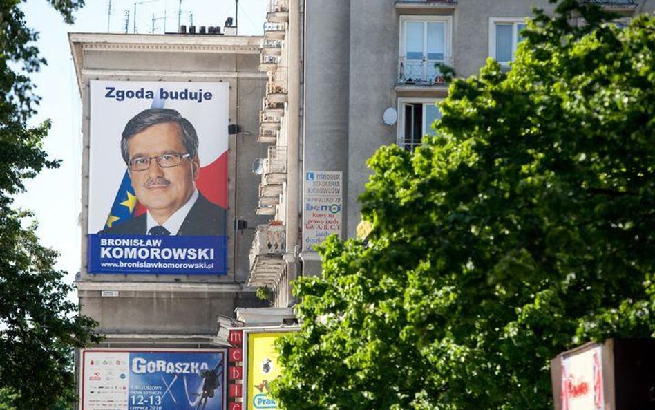 Kilkukrotnie większy od billboardu plakat w centrum Warszawy