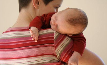 Poród pracownicy na wychowawczym zwiększa formalności w firmie