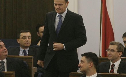 Donald Tusk w Senacie. Tomasz Misiak siedzi w pierwszym rzędzie po prawej.