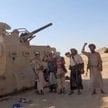Powiązani z Iranem bojownicy Huti pozują przy zdobytym pojeździe po ataku na siły wspierane przez Ar
