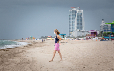 Pusta plaża w zatłoczonym Miami