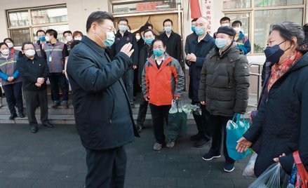 Władza zawsze z narodem? Prezydent Xi Jinping w Pekinie osobiście nadzoruje walkę z koronawirusem