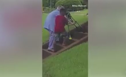 USA: 8-latek został bohaterem internetu. Pomógł staruszce
