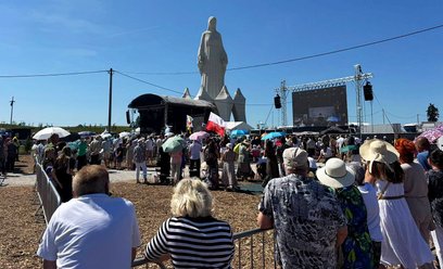 Figurę Maryi pod Toruniem duchowny o. dominikanin Paweł Gużyński skrytykował jeszcze przed odsłonięc