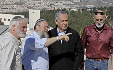 Beniamin Netanjahu w otoczeniu osadników
