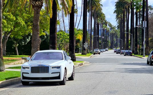 Słynne wysokie palmy w Beverly Hills i Rolls-Royce Ghost