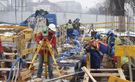 Na budowę przyjeżdża pośrednik lub pracodawca, który ściągnął do Polski Ukraińca bądź Białorusina i 
