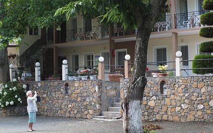 Pensjonaty, apartamenty i hoteliki czasem toną w zieleni