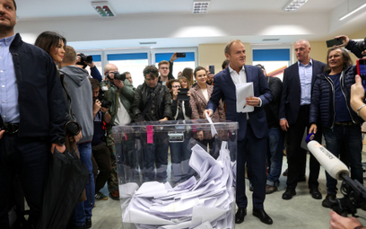 Donald Tusk oddaje głos w wyborach