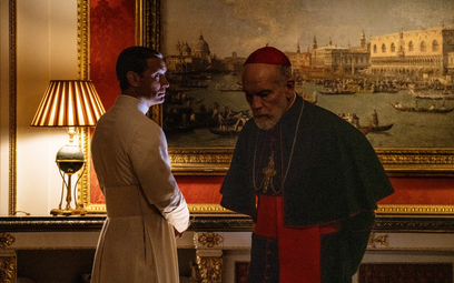Pius XIII (Jude Law) i Jan Paweł III (John Malkovich) spotykają się w „Nowym papieżu” HBO