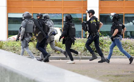 Holenderscy policjanci zmierzający w kierunku Uniwersyteckiego Centrum Medycznego w Rotterdamie