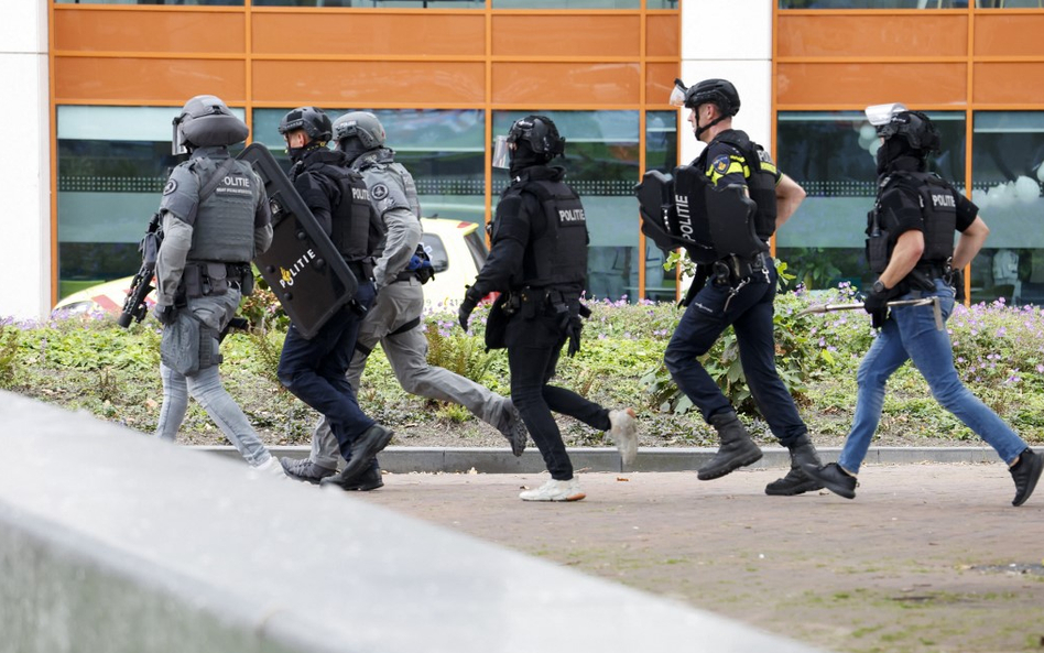 Holenderscy policjanci zmierzający w kierunku Uniwersyteckiego Centrum Medycznego w Rotterdamie