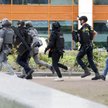 Holenderscy policjanci zmierzający w kierunku Uniwersyteckiego Centrum Medycznego w Rotterdamie
