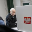 Prezes PiS Jarosław Kaczyński głosuje w lokalu wyborczym w Warszawie w I turze wyborów prezydenckich