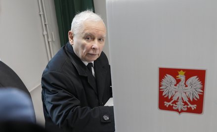Prezes PiS Jarosław Kaczyński głosuje w lokalu wyborczym w Warszawie w I turze wyborów prezydenckich