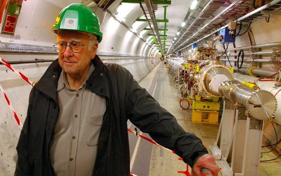 prof. Peter Higgs we wnętrzu LHC