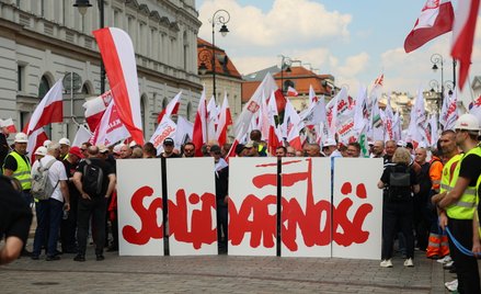 Służby apelują o omijanie ścisłego centrum Warszawy