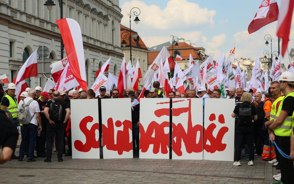 Służby apelują o omijanie ścisłego centrum Warszawy
