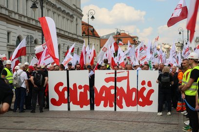 Służby apelują o omijanie ścisłego centrum Warszawy