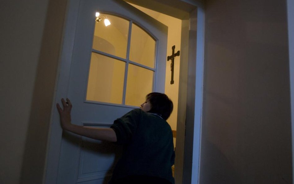 Nauczycielka religii nie może nauczać, gdy biskup cofnie upoważnienie - wyrok