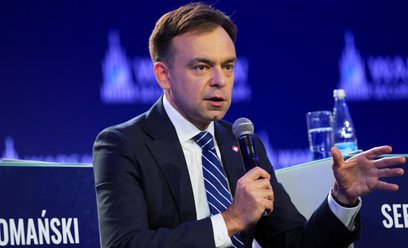 Domański naciska na Brukselę. Rosyjskie miliardy mają pomóc Ukrainie