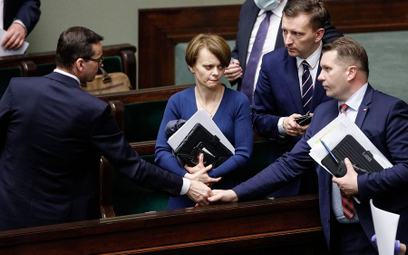 Wicepremier Emilewicz (na zdjęciu w środku) i minister Michał Woś nie wysłali nawet usprawiedliwień.
