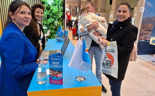 Stoisko biura podróży Coral Travel zwracało uwagę przyszłych turystów