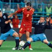 Mirko Vucinić (w środku) walczy z Anglikamii, którzy w eliminacjach Euro zremisowali w Podgoricy z C