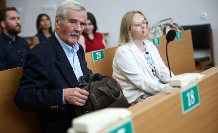 Jeden z oskarżonych, prof. Jacek Dubiel (L; zgodził się na publikację wizerunku) na sali rozpraw Sąd