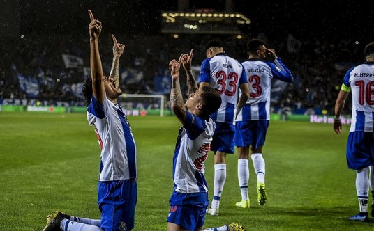 Tiquinho Soares (z lewej) po bramce na 1:0 dla Porto