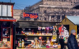 Plac Defilad w latach 90. był ikonicznym, ale chaotycznym symbolem transformacji ustrojowej