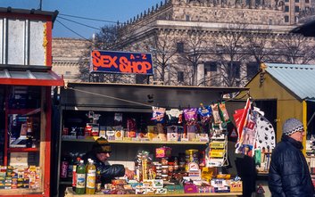 Plac Defilad w latach 90. był ikonicznym, ale chaotycznym symbolem transformacji ustrojowej