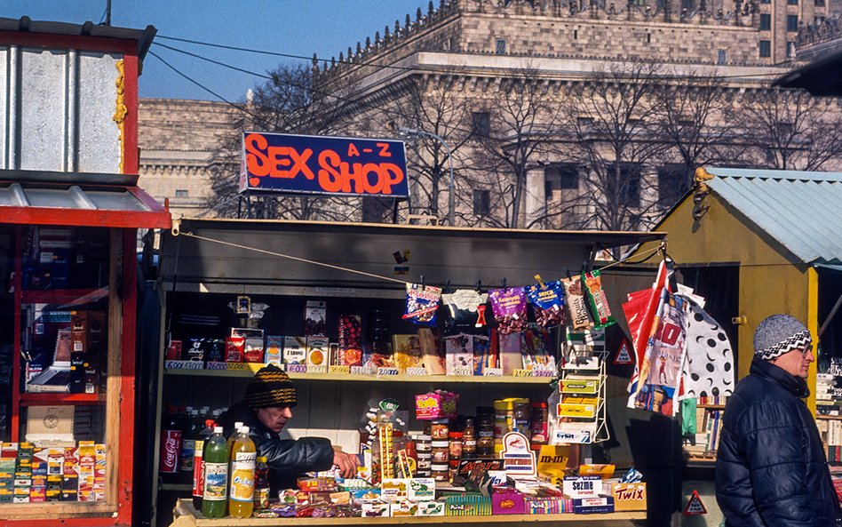 Plac Defilad w latach 90. był ikonicznym, ale chaotycznym symbolem transformacji ustrojowej