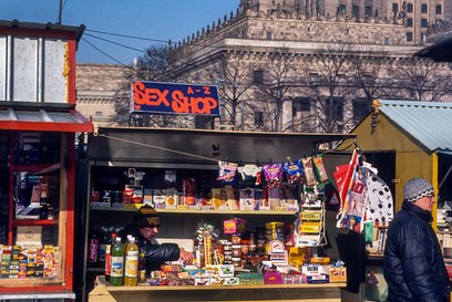 Plac Defilad w latach 90. był ikonicznym, ale chaotycznym symbolem transformacji ustrojowej