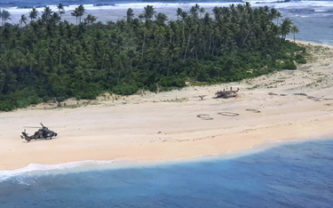Mężczyźni uratowani z bezludnej wyspy. Napisali SOS na piasku