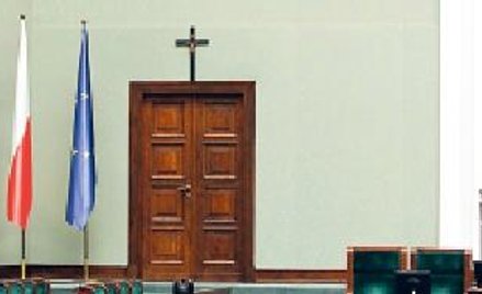 Krzyż w sali Sejmu powieszono 15 lat temu. Wprawdzie w nocy, ale część prawników uważa, że teraz jes